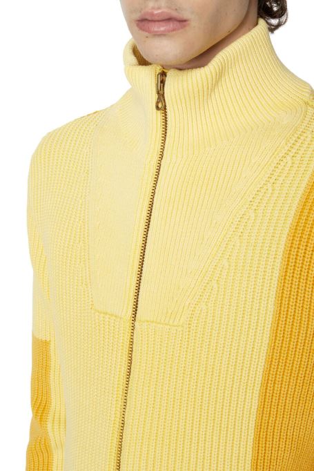 黄色の K-urtis ディーゼル