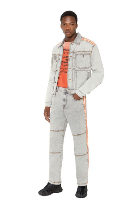 グレーのディーゼル D-bas