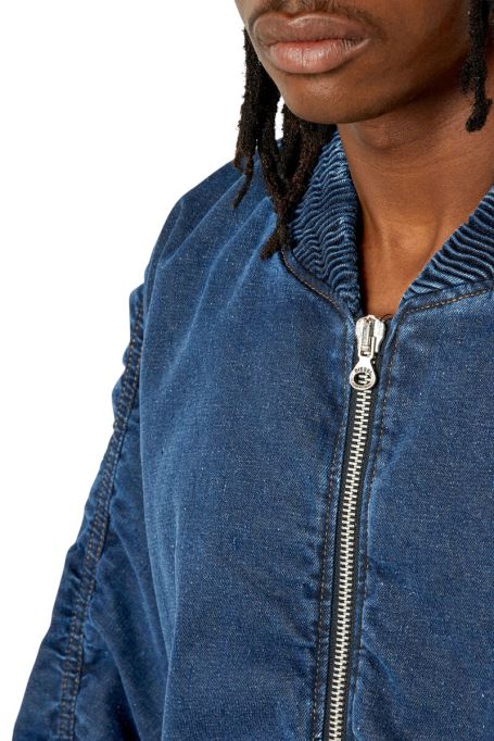 ダークブルーのd-bressyディーゼル