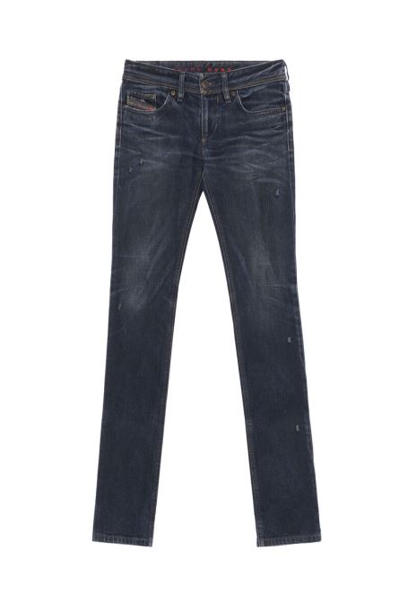 ダークブルーの控えめなディーゼル