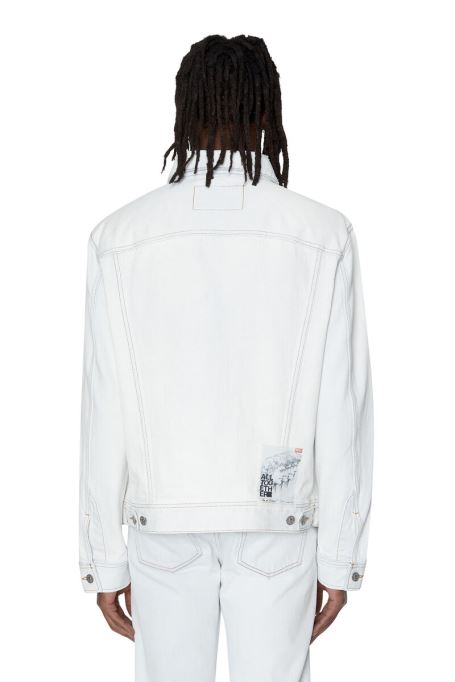 ホワイトのディーゼルpr-d-barcy