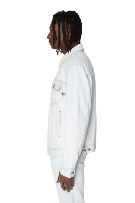 ホワイトのディーゼルpr-d-barcy