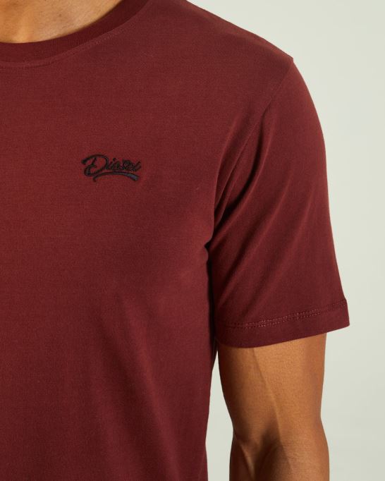 ベーシックなスコット・オー・ネック・ティー・ヴィンヤード・ディーゼル・ワイン