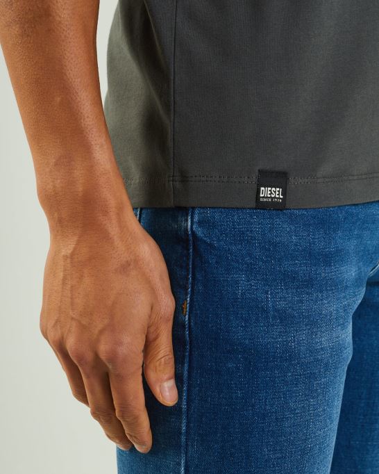 グリーンベーシックスコットvネックシャツパイングリーンディーゼル