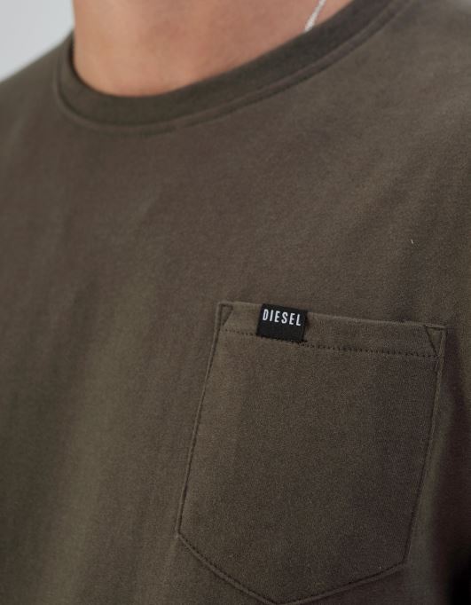 ベーシック ブレット ポケット ティー オリーブ ナイト ディーゼル ピンク